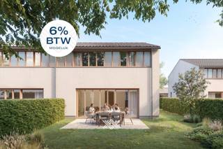 Deze schakelwoning is ingedeeld als volgt: een inkomhal met vestiaire en gastentoilet gevolgd door een zit- en eetkamer met groot schuifraam uitgevend in de tuin met zonneterras. De praktische keuken is uitgerust met liefst 3 kolomkasten en aansluitend een praktische berging. Op het verdiep bevinden zich twee kinderkamers met een gedeelde badkamer, een afzonderlijk toilet, een berging en een master bedroom met en-suite badkamer. <br /><br />Het appartement is gelegen in Seir, een uitzonderlijke ontwikkeling waar comfort, gemeenschapsgevoel en hedendaags wonen samenkomen, gelegen op een boogscheut van de Kerktoren van Ten Ede, tussen Heusden en Wetteren.<br />Dankzij tal van gedeelde voorzieningen met een zwemvijver, binnenzwembad, kampvuurplaats, sauna, moestuin en buurthuis geniet je van heel wat luxe zonder overdreven kosten. Dit zorgt voor een permanent vakantiegevoel en een sterk gevoel van veiligheid en verbondenheid. Het concept richt zich op mensen die houden van sociaal contact en engagement, zonder daarbij in te boeten aan privacy, rust en comfort. Je vindt er een gevarieerd aanbod van 11 appartementen en 22 woningen. <br /><br />Seir wordt een BEN-project met warmtepompen, vloerverwarming én -koeling, PV-panelen en ventilatiesysteem D met warmterecuperatie.<br /><br />Verlaagd btw-tarief van 6% mogelijk, zowel voor eigen bewoners als voor investeerders. Het volledige aanbod van Seir vind je op de website van Landbergh.