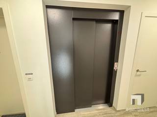 <p><span>Gelijkvloers appartement van 74,5m2 met twee slaapkamers in het hartje van Tessenderlo heeft volgend troeven:<br />Alles op wandelafstand: scholen, winkels, openbaar vervoer,...</span></p><p><span>- Gelijkvloers </span></p><p><span>- Woonkamer met openkeuken </span></p><p><span>- Twee slaapkamers </span></p><p><span>- Badkamer</span></p><p><span>- Gezellige terras </span></p><p><span>- Berging</span></p><p><span>- Kelderberging (nr.7)</span></p><p><span>- Ondergrondse autostaanplaats (nr. 7)</span></p><p><span>- Lift aanwezig</span></p><p><span>+ Alle nutsmeters (gas, elektriciteit, water) zijn individueel;</span></p><p><span>Huurprijs bedraagt €1050,00 + de gemeenschappelijke kosten €80,00</span></p><p><span>Wenst u dit pand te bezoeken? Dat kan!</span></p><p><span>Vraag dan zeker uw bezoek aan op onze website www.immodiest.be -> Te huur -> "Gerhagenstraat 8" -> Oranje knop "Vraag uw bezoek aan" en vul je gegevens in. </span></p><p><span>Van zodra wij deze ontvangen hebben nemen wij met u contact op.</span></p><p><span> </span></p>