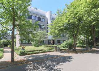 Op een toplocatie in het centrum van Mortsel en vlakbij openbaar vervoer (trein, tram en bus) vinden we dit uiterst ruim appartement (152m²),...