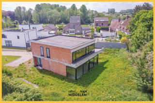 Immo Van Middelem verkoopt deze cascowoning als basis om uw droomwoning volledig naar eigen smaak te realiseren. Het is een rustig en...