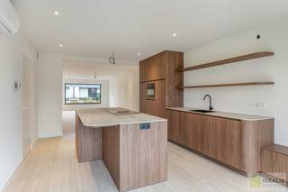 IDEALIS VASTGOED – Schitterend volledig vernieuwde woning (+- 220m²) met een heerlijke open leefruimte, 3 ruime slaapkamers, luxueuze badkamer,...