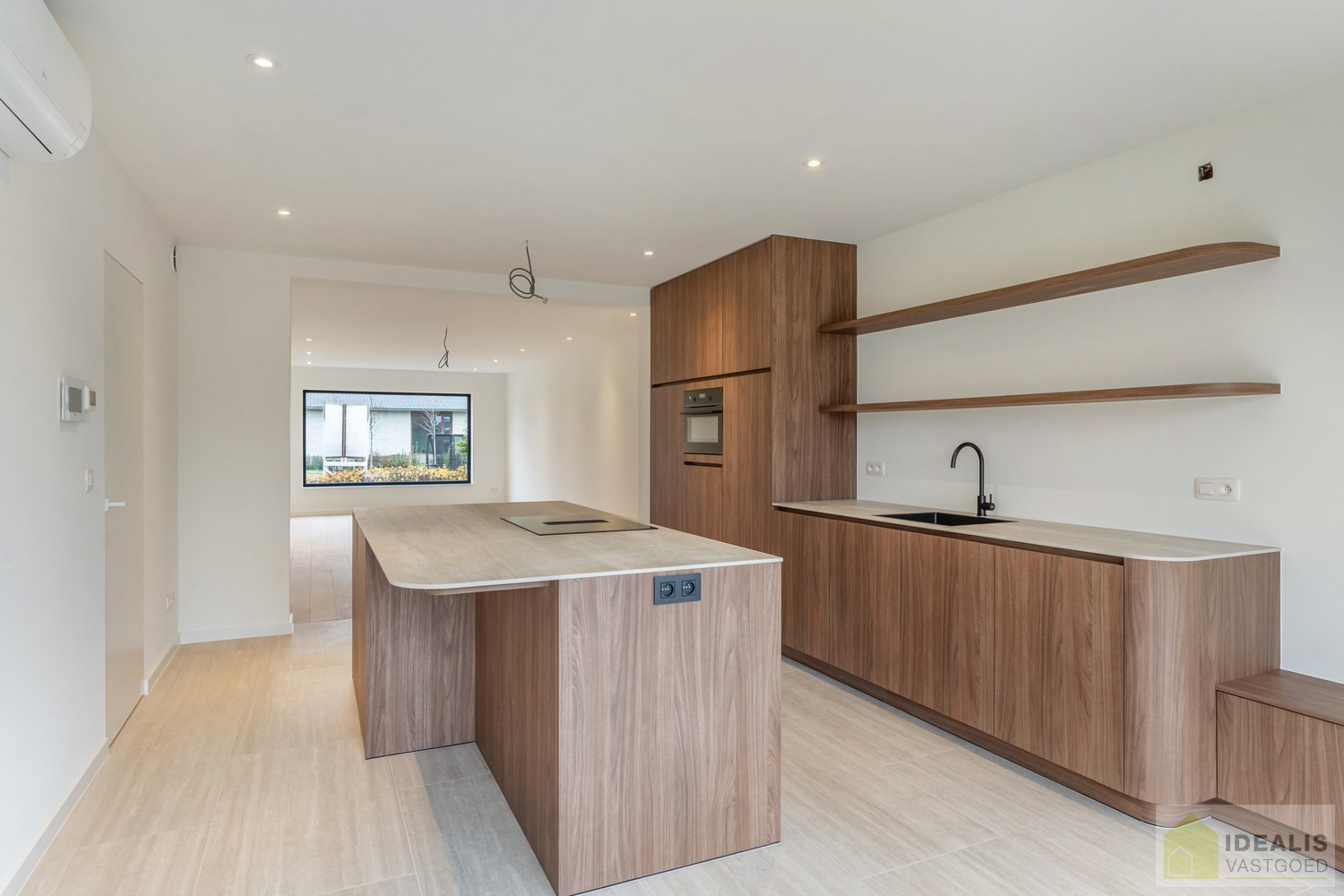 IDEALIS VASTGOED – Schitterend volledig vernieuwde woning (+- 220m²) met een heerlijke open leefruimte, 3 ruime slaapkamers, luxueuze badkamer, ruime wasplaats op een fijn zuid georiënteerd perceel! Dit heerlijke huis bevindt zich op een knap perceel van - foto 1