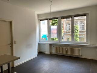 In het centrum van Leuven, op wandelafstand van winkels, horeca en het openbaar vervoer, bevindt zich dit appartement met één slaapkamer, gelegen op de eerste verdieping. <br /><br />U komt binnen in de leefruimte met een volledig geïnstalleerde open keuken, voorzien van een eettoog met twee barkrukken en een combi-oven. Vanuit de leefruimte bereikt u de slaapkamer, van waaruit u toegang hebt tot de badkamer met een vernieuwde douchecabine en een aansluiting voor wasmachine en droogkast. Een apart toilet en een berging vervolledigen de indeling. Het gebouw beschikt daarnaast over een gemeenschappelijke fietsenstalling aan de straatzijde.<br /><br />De huurprijs bedraagt € 800 per maand, met een maandelijkse provisie van € 120 voor de gemeenschappelijke kosten. De nutsvoorzieningen zijn ten laste van de huurder, maar met een EPC-label B en een energieverbruik blijven de energiekosten beperkt. Het appartement is beschikbaar vanaf 01/10/2026.<br /><br />Interesse in een bezichtiging? Plan snel een afspraak op https://immojanstas.be/nl/huren via onze online agenda, de snelste en efficiëntste manier om een bezichtiging in te plannen! Voor vragen zijn wij beschikbaar op het nummer 016 23 90 81, elke weekdag van 10u tot 13u.