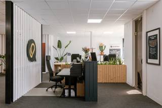 Contacteer Simon op het nummer 0498123708 of simon@vicusvastgoed.beDe kantoorruimte is momenteel verhuurd.In Torhout bevindt zich dit instapklaar...