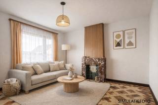 <p>Te koop in Pajottegem! <br />Bent u op zoek naar een ruime woning met authentiek karakter, waar rust, natuur en comfort samenkomen? <br />Dan is deze charmante eigendom precies wat u zoekt.</p>
De eigendom, gelegen langs een vlotte verbindingsweg en omgeven door uitgestrekte velden, biedt u een unieke combinatie van landelijke charme en praktische bereikbaarheid. Het perceel baadt in het groen en garandeert u een prachtig uitzicht over de omliggende akkers en weilanden.<br /><br /><strong>Praktische info: </strong><br />
<ul>
<li>4 slaapkamers</li>
<li>Ruime garage 62m2</li>
<li>Praktijkruimte (bijgebouw)</li>
</ul>
<p><strong>Troeven van deze woning:</strong></p>
<ul>
<li>
<p>Authentieke bouwstijl met karaktervolle gevel in baksteen en een klassiek zadeldak.</p>
</li>
<li>
<p>Ruime bewoonbare oppervlakte, ideaal voor een groot gezin of voor wie extra werk- of hobbyruimte wenst.</p>
</li>
<li>
<p>Mooie tuin, waar u volop kan genieten van rust en natuur.</p>
</li>
<li>
<p>Praktische ligging: rustig en landelijk, maar toch op korte afstand van winkels, scholen en invalswegen.</p>
</li>
<li>
<p>Tal van mogelijkheden om de woning volledig naar eigen smaak en noden in te richten.</p>
</li>
</ul>
<p>Of u nu op zoek bent naar een warme gezinswoning of een eigendom met mogelijkheden voor een zelfstandige activiteit of hobbyruimte – dit pand biedt u eindeloze kansen.</p>
<p>Laat u verrassen door de charme, de ruimte en het prachtige uitzicht dat deze woning u te bieden heeft.<br />De vermelde prijs is een richtprijs.</p>