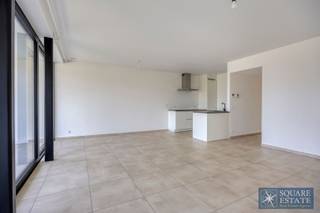 <p><span>Square Estate vous propose ce superbe appartement située dans une construction récente au centre de Wemmel.</span></p><p><span> </span></p><p><span>L'appartement se compose comme suit : un hall d'entrée, un spacieux et lumineux salon, une cuisine ouverte et entièrement équipée avec accès à la grande terrasse, un hall de nuit menant à deux chambres à coucher, une buanderie, une salle de bain avec double lavabo ainsi qu'une toilette séparée. Un jardin ainsi qu'une terrasse privative complète également ce bien.</span></p><p><span> </span></p><p><span>L'appartement dispose d'un système de ventilation double flux, d'un triple vitrage ainsi que d'un vidéo-parlophone. </span></p><p><span> </span></p><p><span>Un emplacement de parking est également présent et déjà inclus dans le prix du loyer ainsi qu'une cave. </span></p><p><span> </span></p><p><span>Les charges communes s'élèvent à 80€/mois. </span></p><p><span> </span></p><p><span>Pour plus d'informations ou planifiez une visite, veuillez contactez Square Estate au 02/460.42.01 ou à <span>info@square-estate.be</span></span><span> </span></p><p><span> </span></p>