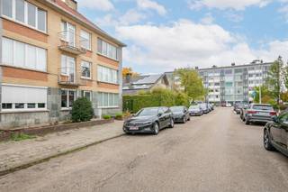 Bent u op zoek naar een appartement op een eerste verdieping in een kleinschalig gebouw met twee slaapkamers in de populaire wijk "Oosterveld" in Wilrijk? Zoek niet verder, want dit appartement is precies wat u zoekt!<br /><br />Dit centraal gelegen appartement biedt gemakkelijke toegang tot Brussel en Antwerpen, waardoor het ideaal is voor pendelaars. Daarnaast zijn er tal van voorzieningen in de buurt, waaronder supermarkten, winkels en openbaar vervoer. Voor de liefhebbers van natuur en rust, zijn het Middelheimpark en park "Den Brandt" op een steenworp afstand gelegen.<br /><br />Bij binnenkomst in het appartement wordt u verwelkomd door een inkomhal die toegang biedt tot de woonkamer. Het grote raam zorgt voor veel natuurlijk lichtinval, waardoor de woonkamer een gezellige en warme uitstraling heeft. De gesloten keuken is voorzien van alle hedendaagse comfort.<br /><br />De 2 slaapkamers zijn aan de rustige achterzijde van het gebouw gelegen. De kleinste slaapkamer biedt toegang tot het 2de terras waardoor u van de buitenlucht kunt genieten. De badkamer is voorzien van een ligbad en een badkamermeubel. Het toilet is apart voorzien.<br /><br />Bij dit appartement hoort ook een handige kelderberging waar u nog extra spullen kunt opslaan. Daarnaast wordt er één ondergrondse staanplaats aangeboden aan €10.000 stuk.<br /><br />De vaste kosten bedragen €50 à €60 per maand (water, elektriciteit, verzekering, syndicus, poets,…). Daarnaast betaalt elke eigenaar een voorschot van €90 voor verwarming, met jaarlijkse afrekening volgens verbruik via calorimeters.<br /><br />EPC:133 KwH/m²/jaar
