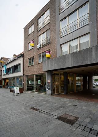 Dit appartement is gelegen op de eerste verdieping (lift) en omvat: inkomhal met apart toilet, woonkamer met open keuken, 1 slaapkamers en badkamer en ruime berging.<br />Het terras is bereikbaar via de grote slaapkamer en heeft een buitenberging. <br /><br />Als extra troef is er een individuele parkeerplaats en een kelderberging. <br /><br /><strong>Nuttige info: </strong><br />- huurwaarborg €2.550 (3 maanden) <br />- Voorschot gemeenschappelijke kosten: €75/maand<br />- Plaatsbeschrijving in- en uittrede: €285 incl BTW<br /><br />Contacteer ons voor een bezoek: 03/775.78.79