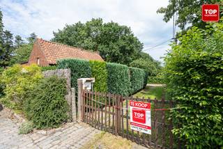 Deze vrijstaande woning, gelegen in een landelijke rustige omgeving aan het einde van een doodlopende straat, biedt een zeldzame kans.<br /><br />De eigendom bevindt zich op een prachtig perceel van maar liefst 1.400 m², waar ruimte en privacy centraal staan. De huidige indeling omvat één slaapkamer, maar dankzij het ruime perceel en de bestaande structuur zijn er verschillende mogelijkheden om de woning uit te breiden of volledig te herdenken naar hedendaagse normen en comfort.<br /><br />Hier woont u omringd door groen, terwijl u toch een vlotte verbinding behoudt met omliggende gemeenten en invalswegen. <br />Deze woning vormt de ideale basis voor wie op zoek is naar een renovatieproject met karakter, potentieel en een uitzonderlijke ligging.<br /><br />Beschikbaar bij akte!<br /><br />Interesse om deze opportuniteit verder te ontdekken? <br />Neem vandaag nog contact op met Top Vastgoed op 0475 700 700!