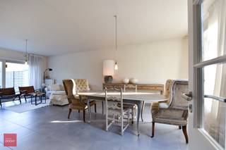 Uitermate sfeervolle stadswoning bestaande uit een inkomhall, living, keuken, 3 slaapkamers, 2 badkamers, zolderkamer, garage, tuin.