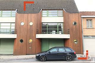 <p><span>Deze ruime bel-étage heeft een zeer goede uitvalsbasis voor wie graag geniet van het stadsleven, maar toch rustig wil wonen. Het huis bevindt zich op 5min wandelen van de Grote Markt van Poperinge, waar je kan genieten van de diverse horeca-aangelegenheden, alsook kleinhandel en het stadspark. Daarnaast ben je ook zeer snel op de uitvalswegen naar naburige steden zoals Ieper of richting de kust. Je betreedt de bel-étage via een ruime inkomhal, waarbij je toegang hebt tot de garage en wasruimte met de nodige aansluitingen. Via beide ruimte kan je ook de tuin betreden. Als je de trap neemt in de inkomhal kom je op de hal van het eerste verdiep, waar je toegang hebt tot de ruime woonkamer (46m²) met aansluitend de ingerichte keuken. Ingericht hier wil zeggen dat er een kookplaat, dampkap, oven, microgolf, koelkast, vaatwasser en dubbele spoelbak aanwezig is. Daarnaast heb je via de woonkamer ook toegang tot het balkon vooraan en het terras achteraan (waar ook een trap naar de tuin is voorzien). In de hal is er een apart toilet voorzien. Via de hal kan je de trap verder naar het tweede verdiep nemen waar een ruime nachthal toegang biedt tot drie slaapkamers (496x308 - 473x313 - 370x312). Eveneens heb je toegang tot de badkamer die werd uitgerust met een grote badkamermeubel met een wastafel, ligbad en douche. Verder is er op dit verdiep ook een apart toilet aanwezig. TROEVEN - Zeer veel ruimte, zowel binnen als buiten - Topligging Op zoek naar een huis waar ruimte en gezelligheid troef zijn? Plan dan vandaag nog jouw bezoek!</span></p>
