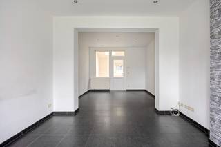 U kan uw bezoek zelfstandig inplannen op onze website www.woonkantoor.be<br /><br />Deze goed onderhouden 3-gevel woning in Lennik is een echte topper voor wie op zoek is naar ruimte, comfort en woonplezier.<br /><br />Indeling: <br />Niveau -1: Kelderverdieping<br />Niveau 0: Inkomhal, woonkamer, eetkamer, gesloten keuken, extra leefruimte, 2 hobby ruimtes en toilet<br />Niveau +1: Badkamer, 2 slaapkamers en bureau<br />niveau +2: Zolderverdieping die als slaapkamer of polyvalente ruimte kan worden ingericht<br /><br />Achteraan bevindt zich een zonnige, onderhoudsvriendelijke tuin met een garage.<br /><br />De ligging van de woning is ideaal, met alle voorzieningen op korte afstand. Of je nu wilt winkelen, sporten of genieten van de natuur, alles is binnen handbereik.<br /><br />EPC label E. Renovatieverplichting van toepassing.<br /><br />Voor meer info: Antony@woonkantoor.be - tel: 0473.63.93.69.