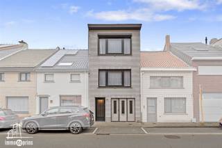 Deze mooie bel-étagewoning biedt verrassend veel ruimte en potentieel. Met een bewoonbare oppervlakte van 134 m², verdeeld over drie woonverdiepingen, geniet je hier van een praktische en comfortabele indeling. De woning beschikt over twee ruime slaapkamers, een badkamer en een volledig geïnstalleerde keuken. De leefruimte is bijzonder aangenaam dankzij de overvloedige lichtinval en het open gevoel.Op het gelijkvloers bevindt zich een inpandige garage, aangevuld met extra bergruimte. Achteraan ligt een leuke tuin waar je in alle rust kan genieten. De woning is gebouwd met een zeer stevige structuur en vormt een ideale basis om verder naar eigen smaak op te frissen of te moderniseren.Gelegen in een rustige omgeving, maar toch vlakbij belangrijke invalswegen, biedt deze bel-étagewoning een uitstekende combinatie van bereikbaarheid en wooncomfort. Een woning met veel potentieel voor wie op zoek is naar een solide, ruime én goed gelegen thuis.