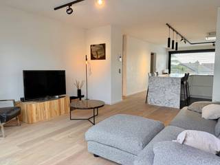 Dit duplex appartement bevindt zich in Oostduinkerke dorp, vlakbij de winkels en het openbaar vervoer. Indeling: inkomhal, gastentoilet; zeer ruime open leefruimte met keuken, eethoek en zithoek. Palend aan de keuken is een praktische berging met ingemaakte kasten en plaats voor wasmachine en droogkast. De keuken is centraal opgesteld waardoor je een perfect zicht hebt op de eetruimte die uitgeeft op een tof terras en op de zithoek die paalt aan een ruim terras waar de avondzon voor zalige momenten zorgt. Op de tweede verdieping zijn er 3 slaapkamers waarvan er 1 deels ingericht werd als dressing. Er is een masterbedroom met en suite badkamer voorzien van ligbad, dubbele lavabo én douche. de derde slaapkamer is voldoende ruim voor een dubbel bed en kast. Er is eveneens een douchekamer met wastafel en toilet. Mogelijkheid tot bijhuren van een garage op het gelijkvloers niveau aan €100 per maand.<br />Dit appartement is door zijn oppervlakte en terrassen uitzonderlijk in zijn soort. <br /><br />