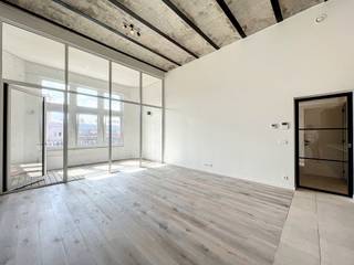 LIGGING<br />Dit nieuwbouw appartement geniet een top ligging in het centrum van Gent. Meer bepaald is het appartement gelegen in het project de Kazerne gelegen aan de Kattenberg. Een uniek project met behoud van authentieke elementen waar u ten volle van het Gentse stadsleven kan genieten. Alsook het aangelegde paradeplein die fungeert als gemeenschappelijke binnentuin maakt het heerlijk vertoeven bij zonnig weer. Bovendien is het slechts de straat oversteken om het Citadelpark te betreden.<br /><br />INDELING<br />U komt het appartement binnen via een centrale inkomhal voorzien van een gastentoilet. Vervolgens heeft u toegang tot de lichtrijke woonkamer met een open geïnstalleerde keuken. Deze leefruimte staat in verbinding met de wintertuin of overdekt terras met zicht op de prachtige binnentuin. Verder beschikt het appartement over twee volwaardige slaapkamers, een badkamer met inloopdouche en een ruime berging. Tot slot is er nog een privatieve kelderberging, gemeenschappelijke fietsenberging en behoort er een autostaanplaats bij het appartement. <br /><br />Huurprijs: 1400 euro/maand<br />Provisie syndicale kosten: 110 euro/maand<br />EGW: zelf af te sluiten.<br />Beschikbaar vanaf 1/08<br /><br /><br />Bezoek aanvragen kan via de website.