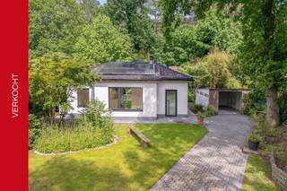 <p><strong>Instapklare gelijkvloerse woning met prachtige tuin in rustige doodlopende straat</strong></p>
<p>Eerste kijkdag vrijdag 29/5, enkel op afspraak</p>
<p>In een rustige doodlopende straat, nabij het centrum en met scholen en winkels vlot bereikbaar, bevindt zich deze prachtig volledig gerenoveerde gelijkvloerse woning met één slaapkamer en een uitzonderlijk mooie tuin.</p>
<p>Deze charmante woning biedt een zeldzame opportuniteit voor wie op zoek is naar compact en rustig wonen, zonder in te boeten aan buitenruimte, comfort en privacy.</p>
<p>De woning werd recent volledig gerenoveerd met bijzondere aandacht voor energiezuinigheid en hedendaags wooncomfort. Zo werden nieuwe zonnepanelen geplaatst, nieuwe PVC-ramen met driedubbele beglazing geïnstalleerd (nog jarenlang onder garantie) en werd de volledige elektrische installatie vernieuwd en conform gekeurd. Daarnaast werd de buitengevel voorzien van 14 cm isolatie en afgewerkt met een strakke witte crepi.</p>
<p>Binnen geniet u van een verrassend ruime woonkamer die baadt in natuurlijk licht en werd afgewerkt met een mooie lichte parketvloer. De splinternieuwe keuken vormt het hart van de woning en is uitgerust met alle moderne toestellen en een duurzaam werkblad in volkernsteen. Aansluitend bevindt zich een praktische berging. Via het grote schuifraam heeft u rechtstreeks toegang tot het zonnige terras en de tuin.</p>
<p>De slaapkamer is licht en ruim en beschikt over een dressingruimte. De badkamer werd stijlvol ingericht en voorzien van een ruime inloopdouche, dubbel lavabomeubel met spiegelkast, toilet en handdoekverwarming.</p>
<p>De absolute blikvanger van deze woning is zonder twijfel de prachtige exotische tuin, die onmiddellijk een vakantiegevoel oproept. Omringd door groen geniet u hier van volledige rust en optimale privacy. Het ruime terras vormt de ideale setting voor gezellige BBQ-avonden of lange zomeravonden met familie en vrienden.</p>
<p>Achteraan bevindt zich bovendien een karaktervol bijgebouw met overdekt terras, waar u ten volle kan genieten van de avondzon en prachtige zonsondergangen. Afgewerkt met een authentieke rieten kap en natuurleien geeft dit geheel de tuin een unieke en bijzonder sfeervolle uitstraling.</p>
<p>Verder beschikt de woning over een garage met nieuw dak en een ruime oprit waar meerdere wagens gemakkelijk kunnen parkeren.</p>
<p><strong>Kortom: een instapklare en energiezuinige gelijkvloerse woning met een uitzonderlijke tuinbeleving, ideaal voor wie rustig en sfeervol wil wonen in een groene omgeving nabij alle voorzieningen.</strong></p>
<p>Voor meer informatie en/of bezichtiging van deze woning in een unieke omgeving, neem contact op met Sigalit op 0475668474 of via Sigalit@reds.be</p>