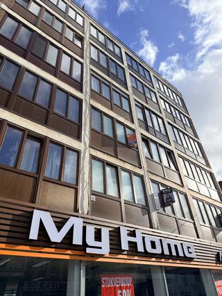 COMPACTE STUDIO ZONE DAMPOORT GENT. Op de vierde verdieping van de residentie "SVENSKA", gelegen langs de Antwerpsesteenweg te Sint-Amandsberg, vind je deze basic vernieuwde studiokamer met slaaphoek voor dubbel bed, sanitaire ruimte met wastafel en douche, kitchenette en leefruimte. Dit alles op 32m2 maar zeer knus. Verbouwd met zeer goed te onderhouden materialen. Klein maar Fijn. Momenteel verhuurd voor 625 euro. Huurder met zeer goede referentie die graag zou blijven. Laatste gemeenschappelijke kosten = 306euro per trimester. Energiezuinig met EPC van klasse B : 162 kWh/m2/jaar. Elektriciteit conform. CONFORMITEITSATTEST VERHUUR AANWEZIG. Zeer rendabel. Vraag snel een individueel bezoek met Vastgoedmakelaar Cedric Bel naar kantoor te Gent (Ekkergem) of Geraardsbergen via 054 41 25 00 