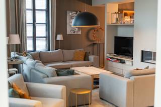 Op zoek naar een instapklare woning te koop in het centrum van Ruddervoorde? Deze recent volledig en kwalitatief gerenoveerde hoekwoning combineert een modern en strak interieur met warme houten accenten, royale leefruimtes en een uitstekende ligging. Een ideale woonst voor grote en nieuw-samengestelde gezinnen of wie op zoek is naar extra ruimte en comfort.<br /><br />Met een bewoonbare oppervlakte van maar liefst 329 m² biedt deze ruime woonst in Ruddervoorde alles wat je nodig hebt. De zes volwaardige slaapkamers en twee dressings zorgen ervoor dat ieder gezinslid geniet van een eigen plek, terwijl de twee stijlvolle badkamers het dagelijkse comfort verhogen. De lichtrijke leefruimte bevat een aparte zithoek en eethoek die aangenaam verbonden zijn met een gashaard. De open keuken sluit naadloos aan op de ruime zonnige tuin met terras, waar je in alle privacy kan ontspannen. Bovendien beschik je over uitzonderlijk veel bergruimte en vier garageboxen, waaronder één dubbele en twee enkele, ideaal voor wagens, fietsen of extra opslag. Dankzij de centrale ligging in het centrum van Ruddervoorde bevinden winkels, scholen en andere voorzieningen zich op wandelafstand.<br /><br />Ben je benieuwd naar deze ruime gezinswoning te koop in Ruddervoorde? Contacteer Immo Francois vandaag nog en plan een bezoek. <br /><br />Denk je eraan om je woning in Oostkamp te verkopen? Neem vrijblijvend contact op met Eva van Immo Francois in Oostkamp voor een gratis schatting via eva@immofrancois.be.<br /><br />