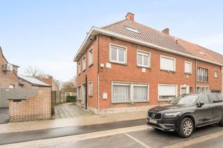 Degelijk gebouwde, te moderniseren HALFOPEN BEBOUWING met 3 à 4 SLAAPKAMERS, zonnige TUIN en 2 GARAGEBOXEN. Tot. grondopp. 486m². Deze gezinswoning met groot WOONVOLUME omvat: glvl: inkomhal, salon, eetplaats (houtkachel), keuken, met aanpalende berging/wasplaats, veranda, toilet. 1°V: 3 volwaardige slaapkamers, badkamer (lavabo, douche, toilet). Zolder: Mogelijkheid tot inrichten 4de slaapkamer.  Grote tuin om te genieten van de zon. Oprit + 2 garageboxen. Extra's: grotendeels dubbel glas in PVC, praktische indeling, centraal gelegen (nabij winkels, openbaar vervoer, scholen...). Maak van dit huis jouw thuis!