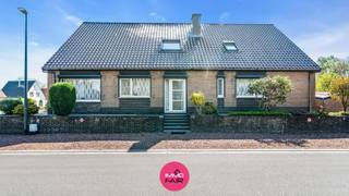 Deze charmante open bebouwing is rustig gelegen aan het Rode Kruisplein 15 in Eisden, in een aangename en residentiële woonwijk. De woning geniet van een uitstekende bereikbaarheid met een vlotte verbinding naar het centrum van Maasmechelen, de E414, en bevindt zich bovendien in de nabijheid van scholen, winkels en andere voorzieningen. Met een woonoppervlakte van maar liefst 245 m² woonplezier en een grondoppervlakte van 525 m² heeft deze woning tal van mogelijkheden voor wie op zoek is naar ruimte en comfort: ideaal voor wie op zoek is naar extra woongenot en een biedt een perfecte oplossing voor kangoeroewonen of grote gezinnen.<br /><br /><br />De indeling gaat als volgt: <br /><br />Via de inkomhal bereik je de verschillende leefruimtes op het gelijkvloers. <br />De leefruimte geniet van grote raampartijen die zorgen voor veel lichtinval en een open gevoel. De gezellige haard vormt het warme middelpunt van de ruimte. Daarnaast geniet je hier van extra comfort dankzij airconditioning.<br /><br /><br />De keuken op het gelijkvloers met ontbijthoek is functioneel ingericht en voorzien van een oven, ingebouwde koelkast en keramische kookplaat. Verder bevinden zich op deze verdieping drie volwaardige slaapkamers met oppervlaktes van circa 17m², 9m² en 9m². <br /><br />De gezellige veranda met zicht op het terras zorgt het hele jaar door voor aangenaam woongenot.<br />Alsook is de recent vernieuwde badkamer stijlvol betegeld en uitgerust met een dubbele lavabo, een inloopdouche en een ligbad.<br /><br />Op de eerste etage geeft de nachthal uit op twee bijkomende slaapkamers van circa 14m² en 13m². Daarnaast is er een tweede badkamer aanwezig met lavabomeubel en douchecabine.<br /><br />Tevens beschikt deze verdieping over een extra leefruimte met een volledig ingerichte keuken, voorzien van een oven, ingebouwde koelkast en inductiekookplaat. Daarnaast is er nog een praktische berging en een aparte ruimte die kan worden ingericht als bureauruimte, dressing of hobbykamer.<br />Via het knusse terras geniet je van een mooi uitzicht op de omgeving.<br /><br />Op kelderniveau beschikt de woning over een ruime kelderberging en een garage voor twee wagens.<br /><br />Extra troeven van deze woning:<br /><br />- Ideaal geschikt als kangeroewoning of grote gezinnen <br />- EPC label C – 233 kWh/m²<br />- Uitgerust met airco en automatische rolluiken op de benedenverdieping <br /><br />Op zoek naar een royale bungalow met veel potentieel op een centrale ligging? Contacteer ons via 089 390 990 of info@immofair.be.