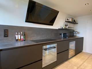 Renovated flat on the 9th floor of the Riverside Tower residence with lovely views and fantastic natural light. The kitchen is separate from...