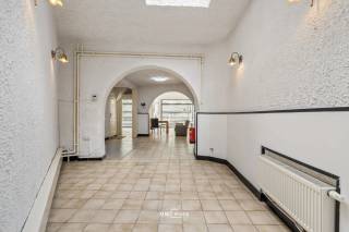 In het centrum van Sint-Niklaas bevindt zich deze veelzijdige eigendom met een totale bewoonbare oppervlakte van maar liefst 330 m² op een perceel...