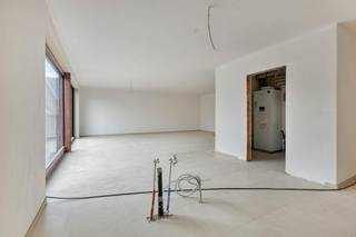 Dit appartement op de eerste verdieping beschikt over een bewoonbare oppervlakte van circa 113 m² en combineert ruimte, licht en comfort op een doordachte manier. De lichtrijke leefruimte met grote raampartijen creëert een open en aangename sfeer, met voldoende plaats voor een gezellige zithoek en ruime eethoek.<br /><br />Een absolute troef is het uitzonderlijk ruime terras van circa 36 m². Deze buitenruimte vormt een echte meerwaarde en is ideaal voor gezellige diners, een loungehoek of om simpelweg in alle rust te genieten van het buitenleven. Het terras zorgt voor een mooie binnen-buitenconnectie en verhoogt het wooncomfort aanzienlijk.<br /><br />Daarnaast beschikt het appartement over een autostaanplaats en een privatieve kelderberging, beide inbegrepen in de verkoopprijs, perfect voor extra opslagruimte en een praktische organisatie.<br /><br />Het appartement werd gerealiseerd volgens de BEN-normen (Bijna-EnergieNeutraal), wat garant staat voor een laag energieverbruik en een duurzame investering in de toekomst.<br /><br />De verwarming gebeurt via vloerverwarming in combinatie met een energiezuinige warmtepomp, wat zorgt voor een gelijkmatige warmteverdeling en een aangenaam binnenklimaat zonder zichtbare radiatoren.<br /><br />Verder werd het appartement uitgerust met zonnepanelen (4 x 400 Wp), goed voor een totaal vermogen van 1.600 Wp. Hiermee wordt een deel van de elektriciteitsbehoefte zelf opgewekt, wat bijdraagt aan lagere energiekosten.<br /><br />Op vlak van ventilatie werd gekozen voor een ventilatiesysteem type C, waarbij vervuilde lucht mechanisch wordt afgevoerd en verse lucht via natuurlijke toevoer wordt aangevoerd. Dit systeem zorgt voor een efficiënte luchtcirculatie en een gezond binnenklimaat.<br /><br />Dankzij de hoogwaardige thermische en akoestische isolatie geniet u bovendien van rust, comfort en uitstekende energieprestaties.<br /><br />Residentie Dumont biedt u hier een unieke kans om ruim, energiezuinig en stijlvol te wonen op een topligging tegenover Thor Park in Genk.