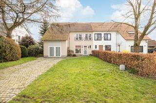 Half-open bebouwing met enorm potentieel, in gegeerde wijk van Brasschaat!Op zoek naar een ruime gezinswoning met potentieel?Dan is deze half-open...