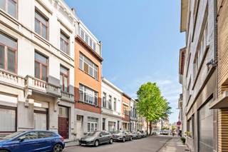 Op zoek naar een zorgeloze investering in Antwerpen? Dit veelzijdige opbrengsteigendom in de Constitutiestraat combineert een uitstekende ligging met een stabiele huuropbrengst. Het gebouw bestaat uit 4 volwaardige appartementen, die momenteel allemaal verhuurd zijn.<br /><br />Indeling & Troeven van het gebouw<br />Elk appartement is praktisch ingedeeld en voorzien van al het nodige comfort voor een fijne woonervaring:<br /><br />Leefruimtes & Keukens: De appartementen beschikken over een gezellige, lichtrijke woonkamer en een functioneel ingerichte keuken.<br /><br />Slaap- en badkamers: Elk type appartement heeft 1 ruime slaapkamer en een badkamer uitgerust met toilet.<br /><br />Gelijkvloers met buitenruimte: Het appartement op de gelijkvloerse verdieping beschikt als extra troef over een fijne, private stadstuin/terras.<br /><br />Extra bergruimte: In de kelderverdieping is er voor elk appartement een private berging voorzien.<br /><br />Technisch & Beheer<br />Voor een overzichtelijk en moeiteloos beheer beschikt elk appartement over individuele meters voor gas, water en elektriciteit.<br /><br />Locatie<br />De Constitutiestraat ligt in een dynamische en opkomende buurt vlak bij het centrum van Antwerpen, met uitstekende verbindingen via het openbaar vervoer (Centraal Station op wandel-/fietsafstand), nabij scholen, winkels en belangrijke invalswegen. Dit maakt het gebouw bijzonder aantrekkelijk op de Antwerpse huurmarkt.<br /><br />Neem vandaag nog contact met ons op voor meer informatie of om een bezichtiging in te plannen via info@goose.be of bel naar 03 369 36 38.