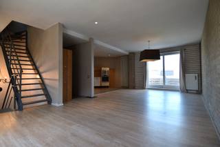 Gelegen in het gezellige Heule, vlakbij alle invalswegen. Vlotte verbindingen zijn dus verzekerd.Deze stijlvolle loft biedt een uitzonderlijke...