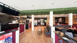 Handelspand met uitbreidingsmogelijkheden in Diest!<br /><br />In de Valleilaan 133 te Diest bieden wij dit recent volledig vernieuwde handelspand in 2025 aan met een oppervlakte van +/- 200m². Het pand is momenteel verhuurd wat zorgt voor een stabiele huuropbrengst vanaf dag één.<br /><br />Het handelspand is strategisch gelegen in de nabijheid van scholen, het ziekenhuis, het station en op wandelafstand van winkels en het stadscentrum van Diest. Hierdoor geniet het van een zeer goede bereikbaarheid voor zowel klanten als bezoekers.<br /><br />Boven het handelspand bestaat de mogelijkheid om drie appartementen te realiseren. De plannen hiervoor zijn reeds opgemaakt en kunnen worden ingediend. Dit biedt een interessante opportuniteit voor investeerders die een combinatie zoeken van handel en residentieel vastgoed met bijkomende opbrengstmogelijkheden.<br /><br />Een interessant investeringspand met onmiddellijke huurinkomsten, een recente en volledige renovatie en een sterk toekomstpotentieel dankzij de mogelijkheid tot het bouwen van drie appartementen. Ideaal voor investeerders die op zoek zijn naar een solide en toekomstgericht vastgoedproject op een strategische locatie in Diest.<br /><br />Pluspunten:<br />- Volledig vernieuwd in 2025;<br />- 40 zonnepanelen;<br />- Huurinkomsten;<br />- Uitstekende zichtbaarheid en bereikbaarheid;<br />- Dichtbij scholen, Ziekenhuis en Station!<br />- Toplocatie, veel passage en goede verbindingen!<br />- Mogelijkheid tot het bouwen van 3 ruime appartementen erboven!<br /><br />Voor een afspraak of meer info, bel ons op 078/78.78.70, of kom gewoon binnen op ons kantoor. Steeds welkom!