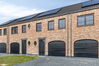 <p><span>Gesloten nieuwbouwwoning met 3 slpks en garage in Lede</span></p>
<p><span>Ben je op zoek naar een nieuwbouwwoning in Lede met veel ruimte en licht? Zoek niet verder!</span></p>
<p><span>Met 3 slaapkamers, een volledig geïnstalleerde keuken en zonnepanelen biedt deze woning alle comfort die je zoekt.</span></p>
<p><span>Indeling van de woning:</span></p>
<p><span>Gelijkvloers:</span></p>
<ul>
<li><span>Inkomhal</span></li>
<li><span>Apart gastentoilet</span></li>
<li><span>Ruime leefruimte met zit- en eetplaats</span></li>
<li><span>Open, volledig geïnstalleerde keuken</span></li>
<li><span>Berging/wasplaats</span></li>
<li><span>Garage met interne toegang</span></li>
</ul>
<p><span>Eerste verdieping:</span></p>
<ul>
<li><span>Nachthal</span></li>
<li><span>3 volwaardige slaapkamers</span></li>
<li><span>Badkamer met douche en ligbad</span></li>
<li><span>Apart toilet</span></li>
<li><span>Extra berging</span></li>
</ul>
<p><span>Tweede verdieping:</span></p>
<ul>
<li><span>Ruime zolder</span></li>
<li><span>Technische ruimte</span></li>
</ul>
<p><span>Troeven:</span></p>
<ul>
<li><span>Nieuwbouw (2026) </span></li>
<li><span>Energiezuinig met zonnepanelen (8 stuks) </span></li>
<li><span>Warmtepomp Lucht-Water</span></li>
<li><span>Bewoonbare oppervlakte van 172 m² </span></li>
<li><span>Perceel van 300 m² </span></li>
<li><span>Garage aanwezig (ca. 18,9 m²) </span></li>
</ul>
<p><span>Bekijk alle details en boek uw bezoek via deze link: https://albert.immo/project/7629985</span></p>