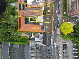 Dit investeringsproject, met perceel oppervlakte van ong. 550 m2, (gevelbreedte van +- 20 m) omvat 3 kadastrale entiteiten:<br /><br />NR 45:<br />- verhuurde overdekte garageplaatsen en bijkomende stockage plaats<br />- appartement (asbestvrij) : EPClabel E*<br />- verschillende polyvalente ruimtes welke omgevormd kunnen worden tot woon(entiteiten), kantoren <br /><br />NR 47: Gelijkvloerse handelsruimte met appartement. <br />EPC: D <br /><br />NR 51: appartementsblok met drie verhuurde appartementen. <br />Bus 1 (opp.86m2) EPC C ; Bus 2 (opp. 89 m2) EPC D Bus 3 (opp. 114m2) EPC C<br /><br /><br />Bijkomende troeven van dit project zijn onder andere de centrale ligging, ruime parkeergelegenheid, scholen, treinstation, aanwezigheid van het ziekenhuis aan de overkant (opportuniteit voor wie op zoek is naar praktijkruimte, consultatie ruimte, ….) <br /><br />Interesse in dit investeringsproject? Contacteer Pieter Cardoen op 0475 36 12 52 of door het aanvraagformulier op deze advertentie in te vullen. U kan dan van ons ook alle bijkomende info (bijkomende foto’s, asbest, bodemattesten, ….) via mail ontvangen.<br />Vermelde afmetingen zijn informatief en niet bindend. <br />* Renovatieverplichting van toepassing op NR 45.