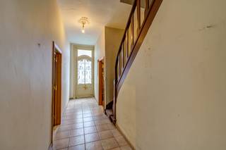 <p>Gelegen in het hart van Mechelen, in de rustige en gegeerde Langhestraat 40, bevindt zich deze karaktervolle woning met een uitzonderlijk potentieel. Deze charmante stadswoning combineert een centrale ligging met de rust van een aangename straat, waar alles wat u nodig heeft zich op wandelafstand bevindt: winkels, scholen, openbaar vervoer en gezellige horecazaken.</p><p></p><p>Bij het betreden van de woning wordt u meteen verwelkomd door de authentieke elementen die het pand zijn unieke uitstraling geven. De karaktervolle gevel, de prachtige glasramen en de originele details zorgen voor een warme en tijdloze sfeer. Deze woning ademt geschiedenis en charme, en biedt tegelijkertijd een uitgelezen kans om ze volledig naar eigen smaak te moderniseren.</p><p></p><p>Op het gelijkvloers vindt u bijzonder ruime en lichtrijke leefruimtes met een aangename plafondhoogte van meer dan 3 meter, wat zorgt voor een open en aangenaam gevoel. De centrale hal vormt een mooie verbindingsas tussen de verschillende ruimtes en benadrukt het gevoel van ruimte en structuur in de woning. Aan de ene zijde bevindt zich de ruime leefruimte, terwijl aan de andere zijde een veelzijdige kamer is voorzien die perfect kan ingericht worden als thuisbureau, speelkamer of hobbyruimte. Verder is er een eethoek met aansluitende keuken, die uitgeeft op een buitenkoer. Deze buitenruimte vormt een ideale plek om in alle rust te genieten. Een gastentoilet vervolledigt het gelijkvloers.</p><p></p><p>De eerste verdieping beschikt over vier volwaardige kamers met oppervlaktes van respectievelijk 18 m², 17 m², 16 m² en 10 m². Deze ruimtes bieden tal van mogelijkheden, zowel voor een groot gezin als voor wie extra kamers wenst in te richten als bureau, dressing of logeerkamer. Daarnaast is er een badkamer aanwezig op deze verdieping.</p><p></p><p>Een absolute troef van deze woning is de ruime zolderverdieping. Hier is de originele dakstructuur volledig zichtbaar, wat een prachtig karakterelement vormt en de authentieke charme van het pand extra benadrukt. Deze ruimte biedt de mogelijkheid om verder afgewerkt te worden tot extra kamers, een master suite of een creatieve invulling naar wens. Dankzij het volume, de zichtbare balken en de structuur van het dak zijn hier heel wat mogelijkheden te realiseren, terwijl de historische sfeer behouden blijft.</p><p></p><p>Hoewel de woning renovatie vereist, is dit net haar grote sterkte: u krijgt de kans om een authentiek pand volledig te transformeren tot een hedendaagse en comfortabele thuis, zonder in te boeten aan karakter en charme.</p><p></p><p>Kortom, deze woning is een unieke opportuniteit voor wie op zoek is naar ruimte, authenticiteit en een topligging in Mechelen, en die bereid is om de handen uit de mouwen te steken om van dit pand een echte parel te maken.</p><p><br />✅ Bruikbare vloeroppervlakte 168 m² (bron: EPC)<br />✅ Ruime zolder met uitbreidingsmogelijkheden<br />✅ 4 slaapkamers<br />✅ Praktische indeling met veel ruimte</p>
