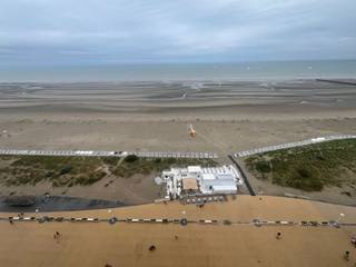 <p><span>Uniek penthouse appartement op de 15de verdieping gelegen op de dijk met eindeloos zicht op de zee en prachtig zicht op duinen. Instapklaar en volledig ingericht / gemeubeld appartement met 3 slaapkamers (15m² &amp; 13m² &amp; 7m²). Compleet uitgeruste open keuken en badkamer met lavabo en inloopdouche. Terrasje (3m²) aan de voorzijde en 2de terras (7,5m²) aan de achterzijde. Hoogwaardige afwerking met onder meer parketvloer, gas condensatie ketel met vloerverwarming en gunstig EPC + conforme elektrische installatie. </span></p><p><span>Mogelijkheid tot aankoop van een afgesloten garagebox (+ € 85.000) in een nabijgelegen gebouw. </span></p><p><span>Dit pareltje aan de Belgische kust is een droom voor mensen die op zoek zijn naar een exceptioneel appartement zonder geluidsoverlast of inkijk in een unieke setting. Ideaal voor zowel voltijdse bewoning als een eventueel 2de verblijf.</span></p><p><span> </span></p><p><span> </span></p>