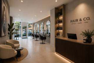 Op een absolute toplocatie aan de Oude Vest, in de meest bruisende winkelstraat van Dendermonde, bevindt zich dit volledig gerenoveerd handelspand met woonst. Dankzij de uitstekende commerciële ligging en de hoge passage is dit pand een unieke opportuniteit voor zelfstandigen, vrije beroepen én investeerders.<br />De centrale ligging combineert een goede zichtbaarheid en een uitzonderlijke bereikbaarheid. Alle voorzieningen zoals winkels, scholen, supermarkten, horeca en openbaar vervoer bevinden zich op wandelafstand. Wenst u meer info: bel 0471380036 of mail naar anne@ocvastgoed.be. <br /><br /><strong>Veelzijdige handelsruimte voor schoonheidsverzorging, kapper, (immo)kantoor, broodjeszaak, ... (voorbeelden AI) </strong><br /><strong>Indeling handelsgelijkvloers:</strong> lichtrijke handelsruimte van ongeveer 50 m², gastentoilet, achterliggende berging met wastafel (15 m²) met rechtstreekse toegang tot een gezellige stadstuin van circa 35 m², ideaal als ontspanningsruimte of extra troef voor klanten en medewerkers.<br /><br /><strong>Eerste verdieping - comfortabel wonen:</strong><br />De eerste verdieping omvat een ruime, lichtrijke leefruimte (28 m²) met een volledig ingerichte keuken (12 m²). Op de tweede verdieping bevinden zich twee volwaardige slaapkamers (19 m²/22 m²) en een prachtige badkamer voorzien van inloopdouche en dubbele wastafel.<br /><br /><strong>Troeven</strong><br />- Energiezuinig dankzij warmtepomp en airconditioning<br />- Combinatie van wonen en werken onder één dak<br />- Investeringspand of handelswoning<br />- Toplocatie! <br />- Stadstuin aanwezig<br /><br />Technische gegevens: EPC label 271 kWh, conforme elektriciteit, stedenbouwkundige inlichtingen in aanvraag sinds 7 juli 2026<br />Maak uw afspraak nu voor de bezoekdag op zaterdag 1 augustus! <br />