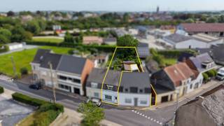 Op zoek naar een woning boordevol potentieel die u volledig naar eigen hand kunt zetten? Dan is deze eigendom in Avelgem precies wat u zoekt. Dankzij de centrale ligging bevinden winkels, scholen, openbaar vervoer, horeca en sportfaciliteiten zich op korte afstand.<br /><br />Bij het betreden van de woning komen we terecht in de inkomhal, die toegang geeft tot de verschillende leefruimtes. Verder vinden we de woonkamer, eetplaats en keuken, die tal van mogelijkheden bieden om een open en lichtrijke leefomgeving te creëren. Op de verdieping bevinden zich 2 ruime slaapkamers en de badkamer.<br /><br />Buiten beschikt de woning over een verrassend grote en aangename tuin, waar u in alle rust kunt genieten.<br /><br />Extra troef: de handige uitweg, ideaal voor fietsen, tuinmateriaal of een vlotte toegang tot de tuin.<br /><br />Recentelijke stedenbouwkundige inlichtingen in aanvraag. <br /><br />UC: 20260323-0003830099-RES-1 - EPC: 871,00<br />ref: RVP/26084/K