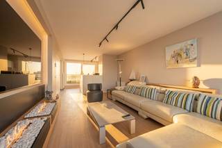 Wonen op het hoogste niveau, letterlijk en figuurlijk. Dit uitzonderlijke duplex-penthouse op de Zeedijk van Blankenberge combineert een absolute topligging met een luxueuze afwerking, adembenemend zeezicht en maar liefst ca. 60 m² aan terrassen.<br /><br />De bovenverdieping is volledig ingericht als stijlvolle leefruimte. De lichtrijke woonkamer en open keuken sluiten naadloos aan op het buitenleven en creëren een bijzonder gevoel van ruimte en vrijheid. Verfijnd maatwerk, hoogwaardige materialen, een elegante sierhaard, geïntegreerde wijnkoelkast en praktische bureauruimte zorgen voor een interieur waarin comfort en uitstraling perfect samenkomen.<br /><br />Op de benedenverdieping bevinden zich drie volwaardige slaapkamers, waaronder een ruime master bedroom met ensuite badkamer. Daarnaast beschikt het penthouse over een tweede stijlvolle badkamer, een afzonderlijk toilet en praktische bergruimte. De doordachte indeling zorgt voor een aangename scheiding tussen het leef- en slaapgedeelte.<br /><br />Het geheel werd in 2018 volledig gerenoveerd met bijzondere aandacht voor kwaliteit, comfort en detail, wat resulteert in een tijdloos en hoogwaardig interieur.<br /><br />Een zeldzame combinatie van luxe, ruimte en zeezicht op een van de mooiste locaties aan de Belgische kust.<br /><br />Ontdek dit unieke penthouse bij Immo Francois Blankenberge en plan vandaag nog uw bezoek.<br /><br />