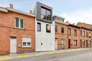 Achter deze moderne gevel bevindt zich een energiezuinige woning met EPC-label B, conforme elektriciteit, volledige asbestveiligheid, open leefruimte, veel lichtinval, prachtige tuin met terras en zoveel meer... De leefruimte sluit mooi aan op de volledig afgesloten tuin, waardoor binnen en buiten één geheel vormen. De woning is gelegen aan de stadsrand, op wandelafstand van het handelscentrum en het station, en combineert zo een uitstekende bereikbaarheid met een rustige ligging in het groen. Dankzij de vlotte verbindingen zijn ook de omliggende gemeenten gemakkelijk bereikbaar. Voor de deur bevindt zich bovendien een ruime gratis parking.<br />Binnen biedt de woning verrassend veel ruimte en comfort, met drie slaapkamers, een aparte bureau- , hobbykamer of vierde slaapkamer, twee aparte toiletten en twee praktische bergingen. De prachtige badkamer is ingericht met groot ligbad, douche en lavabomeubel en apart toilet. In combinatie met de moderne architectuur, de lichtrijke leefruimte en de afgesloten tuin is dit een aangename gezinswoning op een toplocatie. <br />Contacteer Karin voor een afspraak: 0468/12 68 62