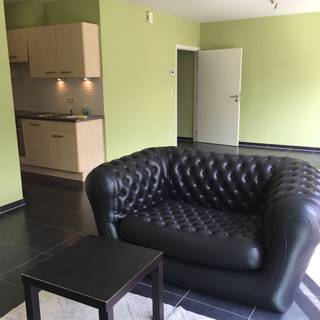 <p>Te koop: Verzorgd gappartement in het centrum van Tielt-Winge, op wandelafstand van scholen, openbaar vervoer en het administratief centrum.</p><p><br /></p><p>Dit appartement, gebouwd in 2008, combineert een praktische indeling met een gunstige ligging nabij invalswegen. Het energiezuinige EPC-label B zorgt voor een lage energiekost, terwijl het ruime terras van 35 m² een aangename buitenruimte biedt. Bovendien beschikt het pand over een private kelder en een binnenstaanplaats, wat het wooncomfort verhoogt.</p><p><br /></p><p>Belangrijkste ruimtes:</p><p>• Woonkamer met veel lichtinval en toegang tot het terras</p><p>• Keuken met keramische kookplaat, oven, koelkast, vaatwasser en spoelbak</p><p>• Twee slaapkamers</p><p>• Badkamer met ligbad, wastafel in meubel en thermostatische kraan</p><p>• Berging met aansluiting voor wasmachine en droogkast</p><p>• Individuele private kelder</p><p>• Binnenstaanplaats</p><p>• Toilet met handenwasser</p><p><br /></p><p>Troeven:</p><p>• Vernieuwde verwarmingsketel</p><p>• Energiezuinig wonen dankzij EPC-label B</p><p>• Ruim terras van 35 m² voor buitenplezier</p><p>• Centrale ligging nabij voorzieningen en invalswegen</p><p><br /></p><p>Neem vandaag nog contact op met je ERA-makelaar voor een bezoek.</p><p><br /></p><p>JOUW DROOMAPPARTEMENT. ZO GEVONDEN!</p>