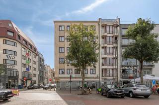 Dit MEGA LICHTRIJK HOEKappartement (2°V) met 2 SLAAPKAMERS bevindt zich op een TOPLOCATIE (nabij winkels, de Jachthaven, ZEE, station..) in hartje Blankenberge. Dit zeer ruim & ENERGIEZUINIG app. (111m<sup>2</sup>) biedt een PRACHTIG ZICHT op de Grote Markt en is praktisch ingedeeld: royale inkomhal met toilet, ZONOVERGOTEN leefruimte, piekfijn onderhouden keuken, nachthal, 2 volwaardige slaapkamers, berging, badkamer (douche, lavabo, aansluiting wasmachine). Extra's: dubbele beglazing in PVC, CV op aardgas, vernieuwd en geïsoleerd dak, lift, mooi woonvolume, privatieve kelderberging, fietsenberging... Enkel je meubels ontbreken nog!
