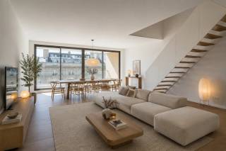 Deze exclusieve duplex in residentie Opera 12 werd recent volledig gestript en hoogwaardig gerenoveerd. U geniet hier van het comfort, de afwerking en de energiezuinigheid van een nieuwbouw, gecombineerd met een absolute topligging in het centrum van Antwerpen.<br /><br />De lichtrijke leefruimte met grote raampartijen geeft uit op een aangenaam terras aan de voorzijde, met een uniek zicht op het iconische Operagebouw. Achteraan bevindt zich de volledig uitgeruste open keuken met kookeiland en kwalitatieve inbouwtoestellen, aangevuld met een praktische berging.<br /><br />Een absolute blikvanger is het royale zonneterras van ca. 50 m² aan de achterzijde. Hier geniet u in alle rust en privacy van lange zomeravonden, gezellige diners of een ontspannen moment in de zon, midden in de stad.<br /><br />Op de bovenverdieping bevinden zich drie volwaardige slaapkamers en twee stijlvol afgewerkte badkamers, waardoor deze woning perfect geschikt is voor gezinnen, thuiswerkers of wie op zoek is naar extra ruimte en comfort.<br /><br />De ligging is ongeëvenaard: de Meir, het Stadspark, de Zoo, tal van restaurants, winkels en openbaar vervoer bevinden zich op wandelafstand. Hier woont u in het bruisende hart van Antwerpen, zonder in te boeten aan rust en woonkwaliteit.<br /><br />Een zeldzame kans voor wie op zoek is naar een luxueuze, instapklare duplex met drie slaapkamers, twee badkamers en een uitzonderlijk terras in het stadscentrum.<br /><br />Interesse? Contacteer LISTED via +32 3 283 51 51 voor een bezoek.