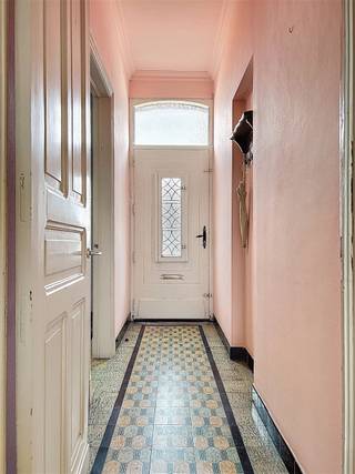 <h2><span>Authentieke woning met garage, tuin en uitweg in het centrum van Dikkebus.</span></h2><h2><span> </span></h2><h2><span>De woning is als volgt ingedeeld: </span></h2><h2><span> </span></h2><h2><span>Gelijkvloers: </span></h2><h2><span>Inkomhal, bureauruimte/slaapkamer, lichtrijke leefruimte, aparte keuken, badkamer met bad en lavabo, apart toilet. </span></h2><h2><span>Inpandige garage met automatische poort en aanpalende tuinberging. Deze ruimte beschikt ook over een zolderverdieping. </span></h2><h2><span> </span></h2><h2><span>Er is tevens een droge kelder en een vautekamer.</span></h2><h2><span> </span></h2><h2><span>Eerste verdieping:</span></h2><h2><span>Ruime nachthal met mogelijkheid tot inrichten van extra kamer, kinderkamer en twee ruime kamers.</span></h2><h2><span> </span></h2><h2><span>Zolderverdieping:</span></h2><h2><span>Ruime zolder met mogelijkheid tot creëren van extra kamers, hobbyruimte,...</span></h2><h2><span>Dak van de woning werd vernieuwd in 2022. (pannen en onderdak)</span></h2><h2><span> </span></h2><h2><span>Tuin:</span></h2><h2><span>Zuidwestgerichte tuin</span></h2><h2><span>Uitweg achteraan</span></h2><h2><span> </span></h2><h2><span> </span></h2>