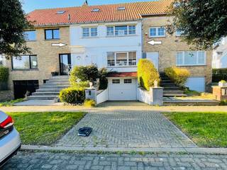 Zeebrugge à 50 mètres de la mer Maison très charmante entièrement rénovée avec 5 chambres à coucher, 3 salles de bains et 3 terrasses. Atout majeur : 2 places de parking et un grand garage. Comprend une allée pour 2 voitures en enfilade, un grand garage, un atelier,un local a vélos, un studio aménagé et un petit jardin orienté au sud. 1er étage : superbe séjour, cuisine ouverte aménagée, donnant sur une terrasse. Style Long Island. 2e étage : 3 belles chambres, 2 salles de bain. Sous les combles, une 4e chambre. Surface construite de 230 m². Superficie du terrain de 137 m². Magnifique ! Parfaitement soigné et entretenu !