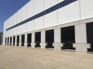 Magazijn WH6 te huur : 9.357 m²-Terrein1 laaddock per 1.000 m²- Vrije hoogte: 12,20 m- Vloerbelasting magazijn: 50 kN/m²- Volledig omheind terrein-...