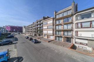 In de Oostendelaan te Sint-Idesbald (Koksijde), in het centrum op wandelafstand van alle faciliteiten en het strand, vinden we dit instapklaar appartement te huur. Het appartement werd in 2023 volledig en kwalitatief gerenoveerd. Een absolute parel aan zee!INDELING:&gt; Derde verdieping:- Inkomhal met apart toilet;- Lichtrijke leefruimte (zuidgericht) met een mooi uitzicht over Sint-Idesbald;- Volledig ingerichte keuken voorzien van dubbele spoelbak, inductiekookplaat, dampkap, vaatwasmachine en koelkast. Keukenblad in keramiek;- Badkamer met inloopdouche, lavabo met wasmeubel en handdoekdroger;- 2 slaapkamers met aanpalend terras;&gt; In de kelderverdieping is een ruime privatieve kelder en fietsenberging aanwezig.TROEVEN:- TOPlocatie;- Energiezuinig EPC B (149 kWh/(m² jaar));- Instapklaar afgewerkt;- Lift aanwezig in het gebouw- €60 provisie maandelijks voorschot gemeenschappelijke delenBen je geïnteresseerd in dit pand te huur in Koksijde? Ga naar de website www.dewaele.com, klik op het pand dat je wenst te huren. Via de rode knop "vraag je bezoek aan" vragen we u kort een profiel in te vullen. Daarna nemen we contact op voor een bezoek. Telefonisch kunnen er geen afspraken gemaakt worden.