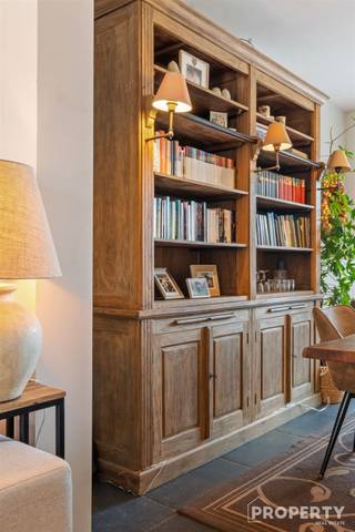 Bent u op zoek naar een instapklare woning met een aangename tuin en moderne voorzieningen? Dan is deze volledig gerenoveerde woning in Meulebeke zeker een bezoek waard!Bij het binnenkomen beschikt de woning over een inkomhal die toegang biedt tot de leefruimte. Aansluitend bevindt zich de keuken, praktisch ingericht en voorzien van voldoende ruimte. Daarnaast is er een handige berging.Via de leefruimte heeft u toegang tot de ruime tuin, een aangename buitenruimte waar u volop kunt genieten van rust en privacy.Op de eerste verdieping bevinden zich:Een badkamer met bad/douche en een tweede toiletTwee slaapkamersDe woning beschikt bovendien over een extra slaapkamer in de zolder.Een bijkomende troef zijn de zonnepanelen, die bijdragen aan een energiezuinige woning. Interesse in deze woning?Neem gerust contact met ons op voor meer informatie of om een bezoek in te plannen.056 96 08 00info@property-vastgoed.be