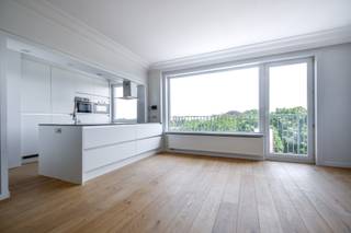 Dit goed gelegen ruim appartement beschikt over 84 m² bewoonbare oppervlakte, 2 slaapkamers en 2 terrassen.<br />Dit woonappartement bevindt zich op de 7de verdieping en heeft een uniek panoramisch verzicht. Gelegen vlakbij het station en op wandelafstand van het centrum. Er is eveneens een vlotte verbinding naar de invalswegen en autosnelweg.<br />INDELING: inkom met inbouw vestiairekast en afzonderlijk toilet, ruime lichtrijke woonkamer met sierhaard en toegang tot het terras vooraan. Zowel vanuit de woonkamer, alsook vanuit de keuken is er een uniek buitenzicht. De moderne volledig uitgeruste open keuken met eiland staat centraal. Vanuit de aparte nachthal zijn de twee volwaardige slaapkamers bereikbaar, alsook de douchekamer met inloopdouche en lavabomeubel. Er is een terras voor- én achteraan.<br /><br />EXTRA INFORMATIE:<br />- LABEL B -  EPC: 129 kWh/m² (UC3627168) <br />- Fietsenberging en kelderberging (nr. 33) in het gebouw.<br />- Er zijn voldoende parkeerplaatsen voor het appartement.<br /><br />Ligging:<br />- Uitstekende ligging aan het station en op enkel passen van het Zand, <br />- Talrijke bakkers, slagers, winkels, scholen in de directe omgeving, <br />- Vlakbij openbaar vervoer: station, bushaltes, <br />- Goede bereikbaarheid naar de E40 en A11.
<div>
<div><br /><span><span><span><span><span><span><span><span><span><span><span><span><span><span><span><span><span><span><span><span>Contacteer PERSPECTIEF VASTGOED – 7 op 7 bereikbaar – voor meer informatie of een bezoek.<br />Bel 050/550.750 of mail naar info@perspectiefvastgoed.be.</span></span></span></span></span></span></span></span></span></span></span></span></span></span></span></span></span></span></span></span></div>
</div>