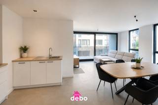 6% BTW mogelijk! Exclusief nieuwbouwproject met slechts 6 appartementen in hartje Ardooie<br /><br />Ontdek dit kleinschalige en stijlvolle nieuwbouwproject, ideaal gelegen op de hoek van de Mgr. Roelensstraat en de Kaaistraat, pal in het centrum van Ardooie en op wandelafstand van de markt, winkels, horeca en andere voorzieningen.<br />Het project omvat slechts 6 energiezuinige appartementen, met een bewoonbare oppervlakte van 75 m² tot 141 m².<br />Elk appartement werd ontworpen met oog voor comfort, lichtinval en een kwalitatieve afwerking, waardoor u jarenlang zorgeloos kunt genieten.<br />De appartementen beschikken over een ruime en lichtrijke leefruimte met open keuken, 2 slaapkamers( duplex 3 slaapkamers) een moderne badkamer, apart toilet, berging en 2 terrassen( gelijkvloers 1) waar u op elk moment van de dag van de zon kunt genieten. Bovendien beschikt elk appartement over een individuele buitenberging en is er een gemeenschappelijke fietsenberging voorzien.<br />Qua technieken is gekozen voor duurzame en energiezuinige oplossingen.<br />Zo is elk appartement uitgerust met vloerverwarming via een individuele lucht/water-warmtepomp, gecombineerd met zonnepanelen, wat resulteert in een bijzonder laag energieverbruik.<br />Troeven<br />6% BTW mogelijk (onder de geldende voorwaarden)<br />Slechts 6 exclusieve appartementen<br />Topligging in het centrum van Ardooie<br />Hoogwaardige en tijdloze afwerking<br />Energiezuinig dankzij warmtepomp, vloerverwarming en zonnepanelen<br />Twee terrassen per appartement<br />Individuele buitenberging en gemeenschappelijke fietsenberging<br />Ideaal als eigen woonst of als investering<br />Prijzen vanaf € 290.000 excl. aankoopkosten.<br />Wenst u meer informatie, de plannen in te kijken of een afspraak te maken? Contacteer ons vrijblijvend via 0477 79 60 97 info@immodebo.be<br /><br />