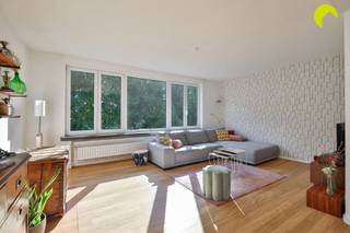 <p><span>Wij bieden u dit charmante en zeer lichtrijke appartement in de gegeerde Oosterveldwijk, dewelke is gelegen tussen de commerciële centra van Wilrijk, Berchem en Mortsel. Vanuit deze residentële wijk zijn winkels, scholen en alle vormen van openbaar vervoer (bus, tram, trein) op wandelafstand te bereiken. Tevens uitstekende verbinding naar de Antwerpse Ring en grote invalswegen.</span></p><p><span> </span></p><p><span>Het kleinschalige gebouw bestaat uit slechts 2 entiteiten en heeft aparte meters voor gas, water en elektriciteit. Er zijn dus géén gemeenschappelijke kosten! </span></p><p><span>Dit appartement op de tweede verdieping omvat een inkomhal met berging en vooraan een lichtrijke leefruimte in L-vorm. </span></p><p><span>Van hieruit kijk je op de groene kruinen van de bomen aan de overkant van de straat.</span></p><p><span>Achteraan is er de ingerichte keuken met ingebouwde vaatwasser, koelkast, oven en gaskookplaat. Aansluitend is er een handige bergruimte met aansluiting voor de wasmachine.</span></p><p><span>Vanuit de keuken krijg je toegang tot het terrasje waar je kan genieten van de avondzon en een prachtig groen uitzicht.</span></p><p><span>Centraal is er de badkamer met douche en een lavabomeubel met spiegelkast. Het toilet is apart. Alle sanitaire leidingen zijn volledig vernieuwd!</span></p><p><span>Verder zijn er nog 2 volwaardige slaapkamers (15 m² en 11 m²). </span></p><p><span> </span></p><p><span>Bij het appartement hoort tenslotte nog een handige bergruimte in de kelder.</span></p><p><span> </span></p><p><span>Troeven:</span></p><p><span> </span></p><p><span>- Instapklaar appartement met 2 volwaardige slaapkamers en veel lichtinval</span></p><p><span>- Gegeerde locatie in rustige woonwijk met veel parkeergelegenheid voor de deur</span></p><p><span>- Dak geïsoleerd in 2020, nieuwe ramen van 2016, HR condensatieketel van 2013</span></p><p><span>- Klein gebouw zonder gemeenschappelijke kosten!</span></p><p><span> </span></p><p><span>EPC: 293 kWh/m²jaar - C-label - Elektriciteit conform</span></p><p><span>Waterinfo: G-score A - P-score A</span></p><p><span>Stedenbouwkundige inlichtingen in aanvraag</span></p><p><span> </span></p><p><span>Voor een bezoek ter plaatse kan u ons contacteren op het nummer 03 449 42 41 of mail ons via hallo@habicom.be</span></p><p><span>Benieuwd naar de waarde van jouw woning? Check het gratis op <span>www.watismijnhuiswaard.be</span></span><span> </span></p><p><span> </span></p><p><span> </span></p>